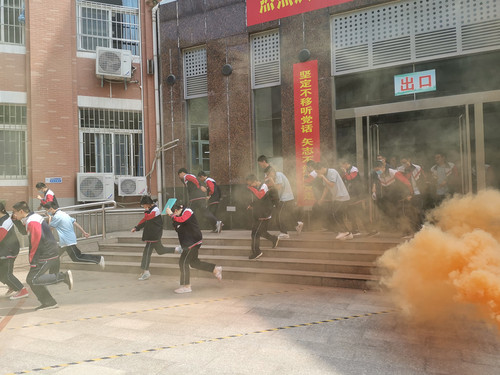 模擬地震中突發(fā)火災(zāi)的逃生場景